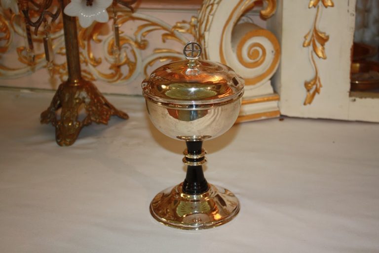 Objet De Culte Essentiel Chez Les Chrétiens